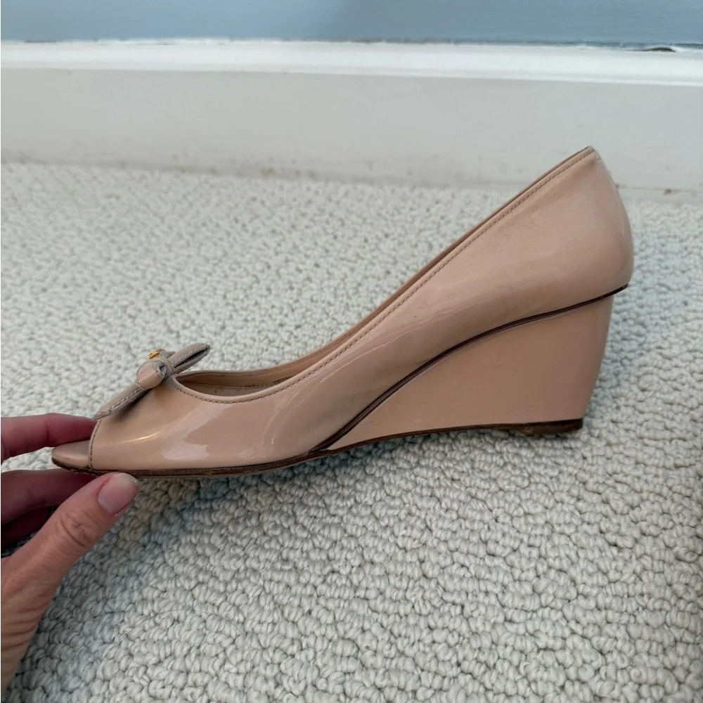 Prada beige patent bow wedges size 8 - Picture 4 of 10